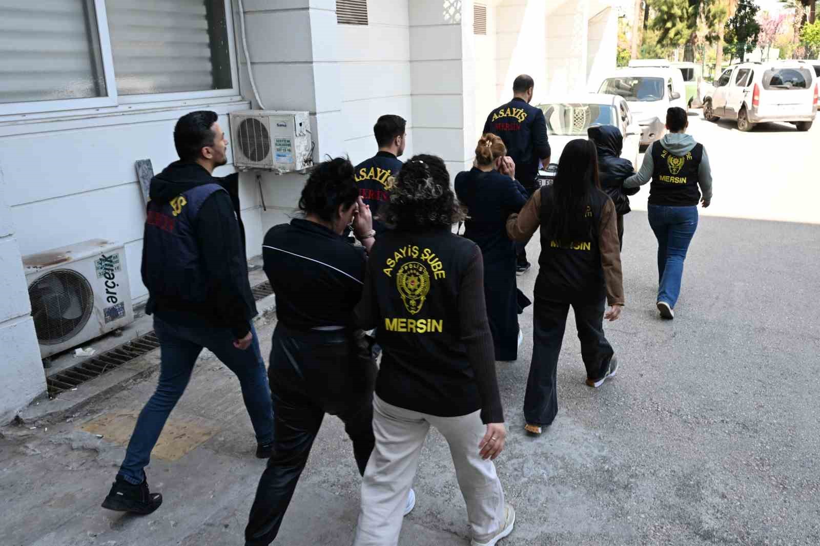 Mersin’de evleri soyan kadın hırsızlar minibüste polise yakalandı