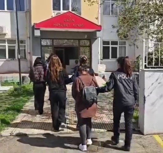 Şehir şehir gezip, evlerden hırsızlık yapan su&ccedil; makinesi 3 kadın yakayı ele verdi
