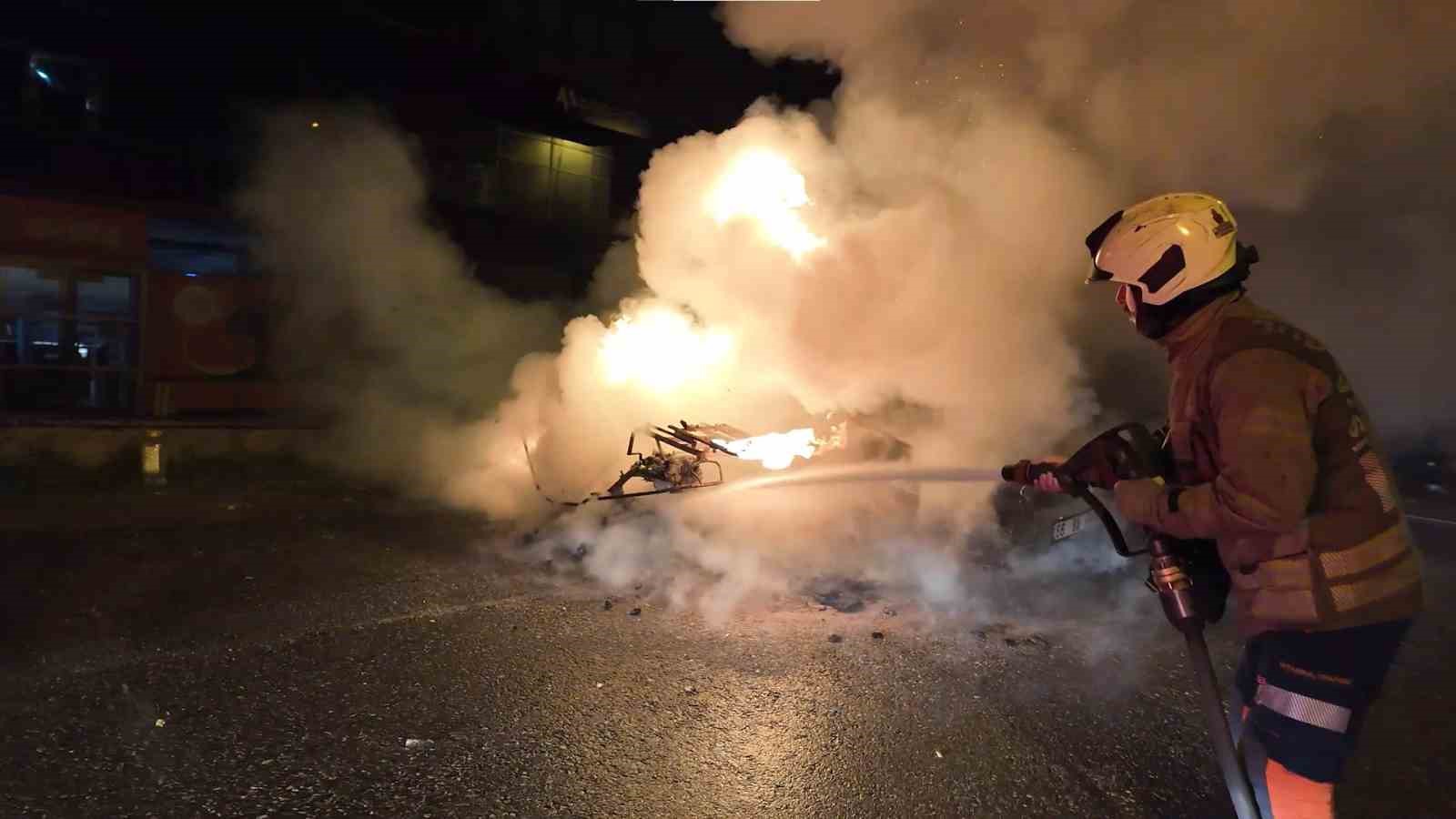 Kadıköy’de korkutan yangın: Motosiklette başladı, otomobile sıçradı