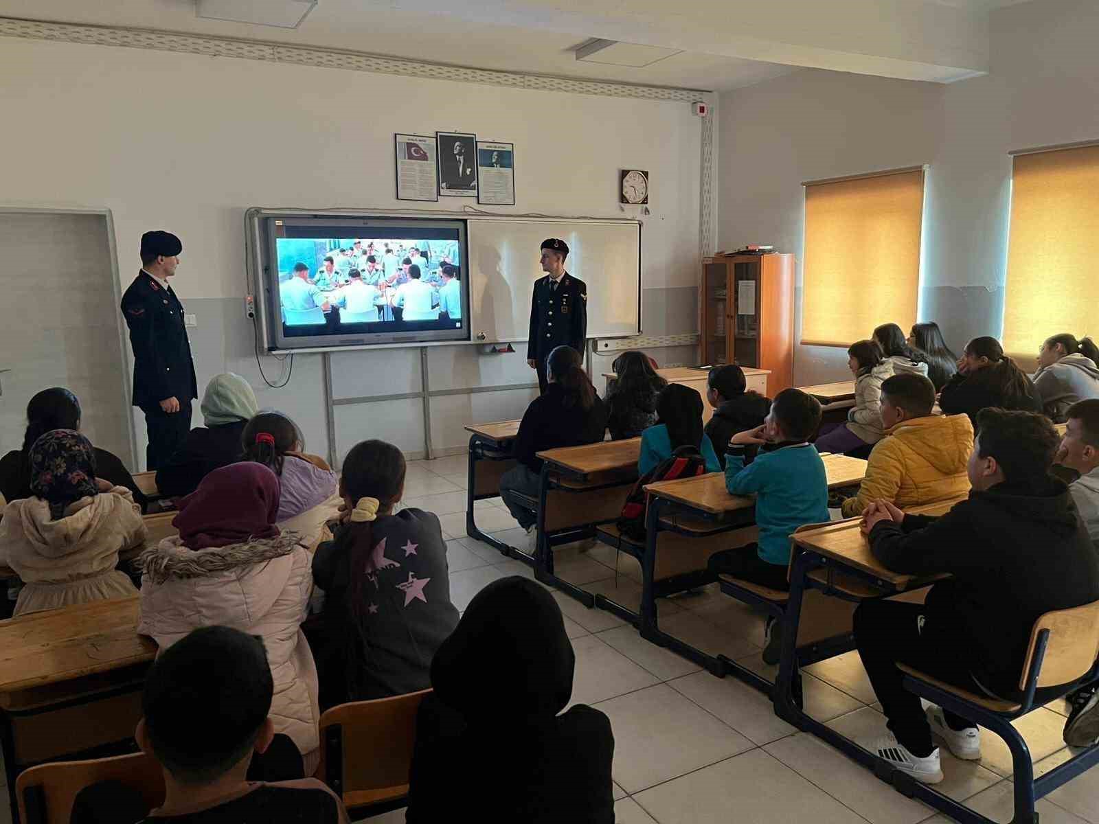 Jandarmadan &ouml;ğrencilere tanıtım
