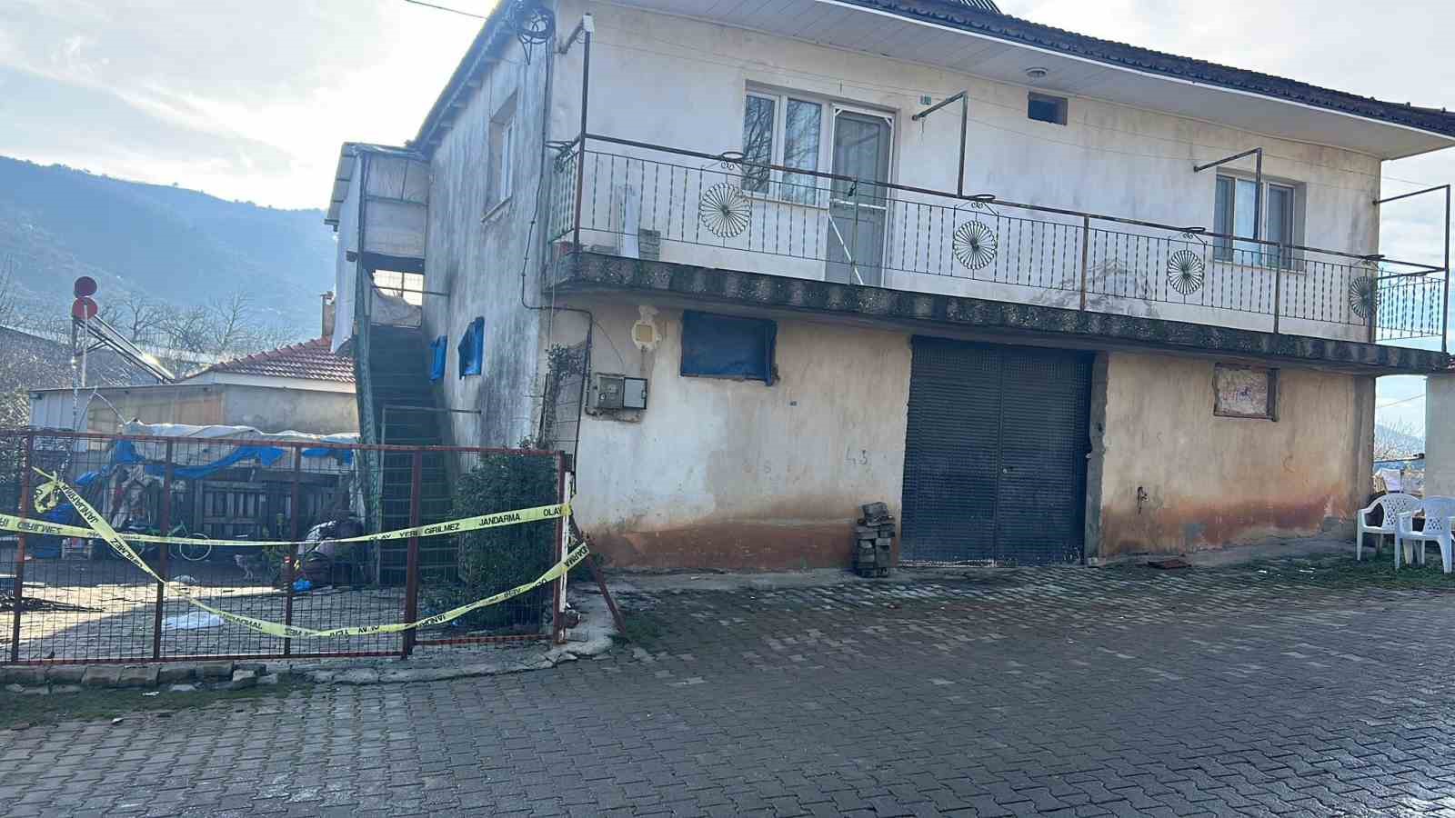 Manisa'nın Turgutlu ilçesinde sabaha karşı yaşanan kan donduran olayda, bir şahıs boşanma aşamasındaki eşini ve ailesinden 3 kişiyi başlarından vurarak öldürdü. Katliam sonrası kaçan zanlı kısa sürede yakalandı.