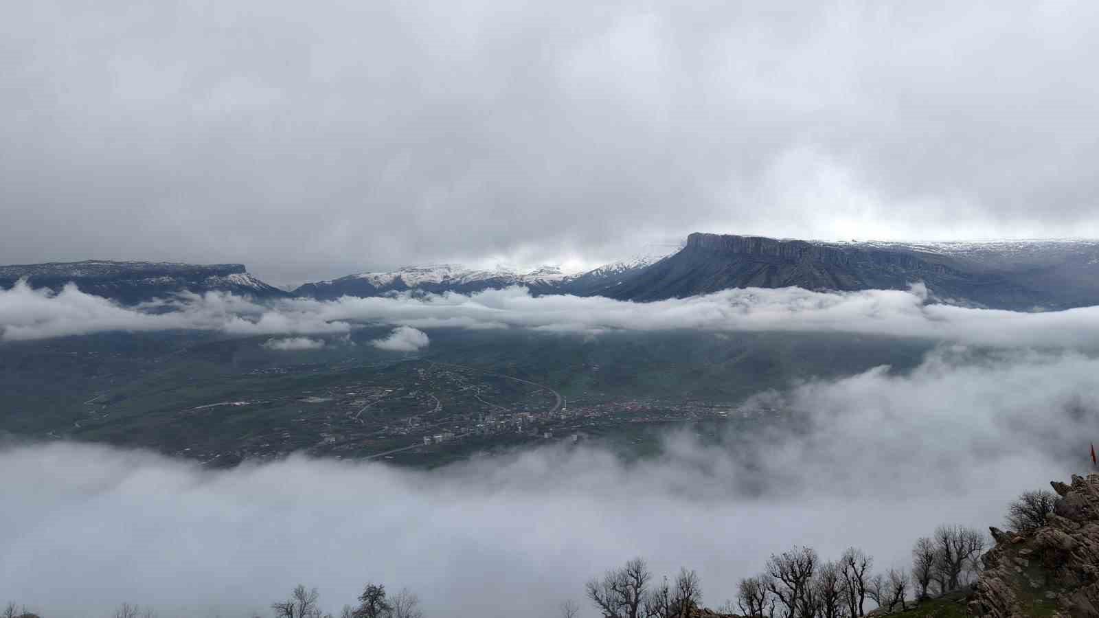 Derecik’te sisli manzara mest etti