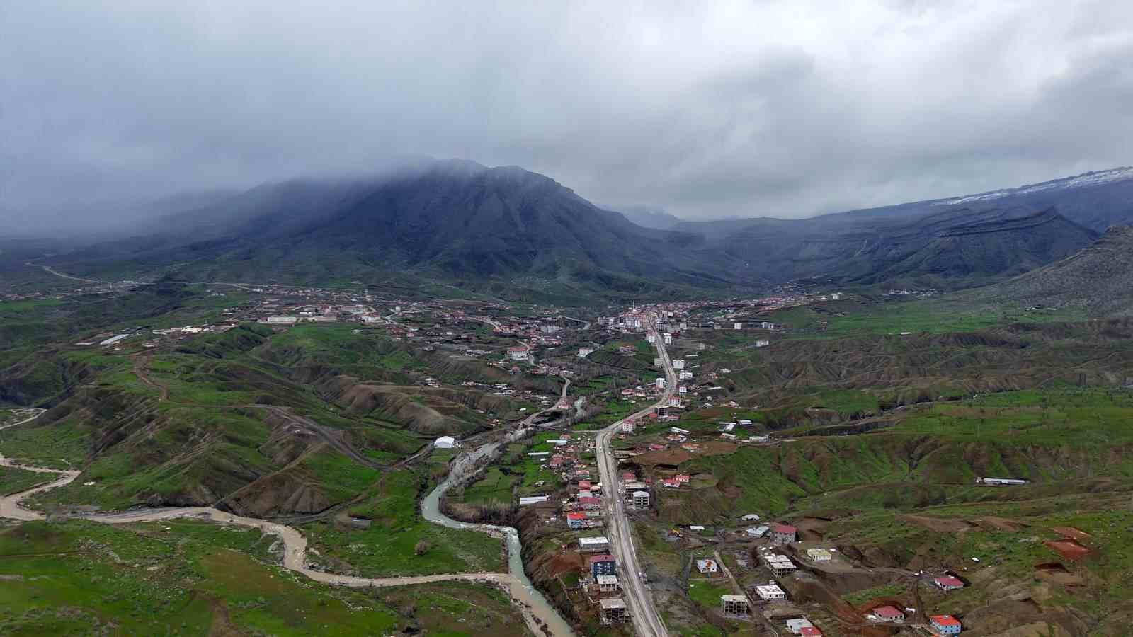 Derecik&rsquo;te sisli manzara mest etti
