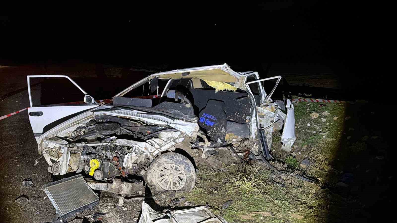 Otomobillerin kafa kafaya &ccedil;arpıştığı kazada 1 kişi &ouml;ld&uuml;, 1 kişi yaralandı
