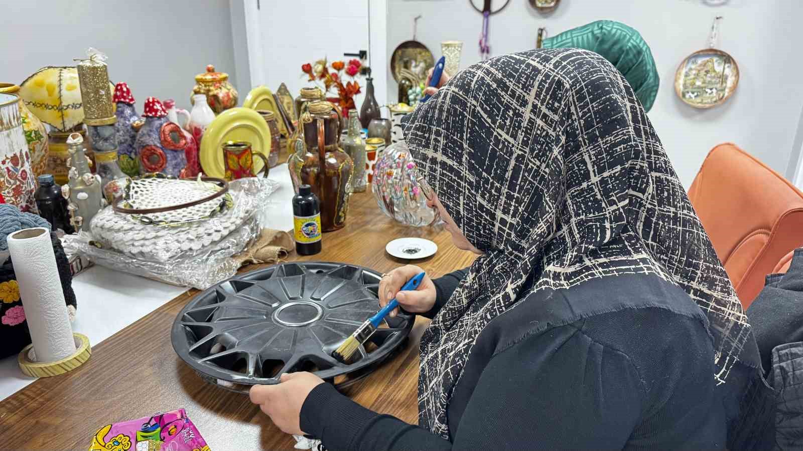 Ağrı&rsquo;da atık &uuml;r&uuml;nler sıfır atık kursunda sanata d&ouml;n&uuml;ş&uuml;yor
