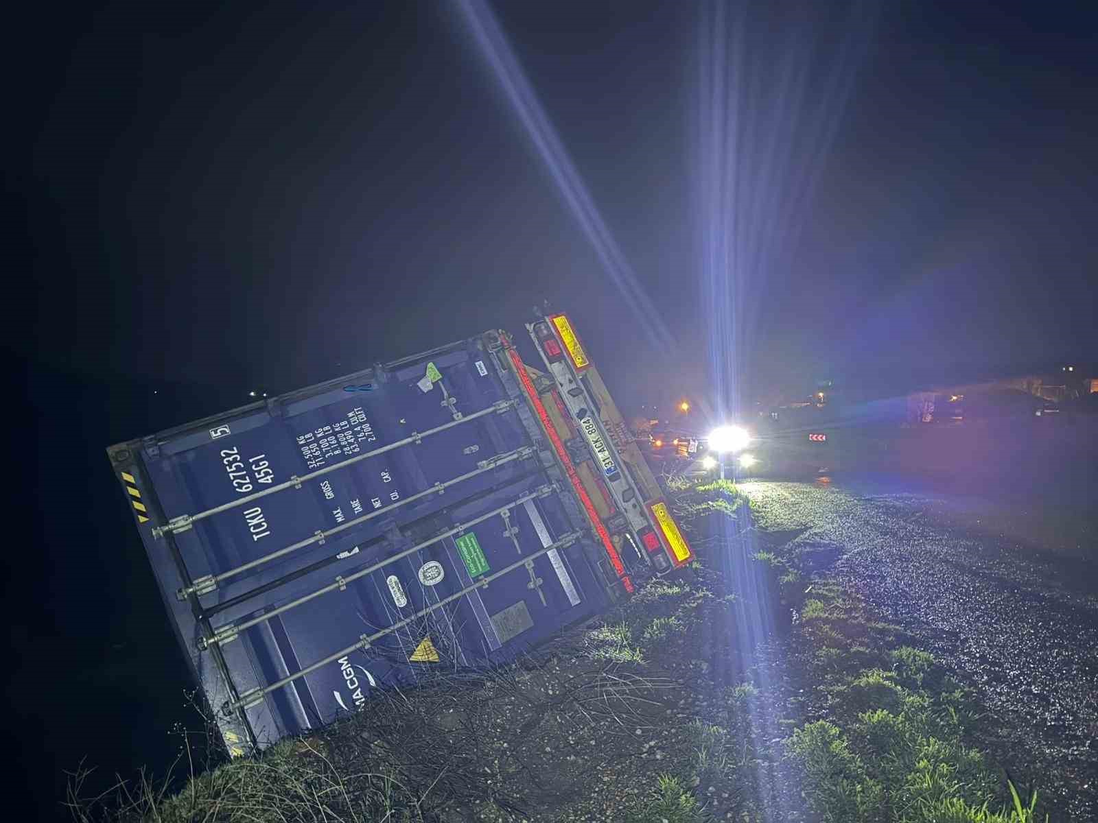 Tır şarampole yuvarlandı, s&uuml;r&uuml;c&uuml; yaralandı
