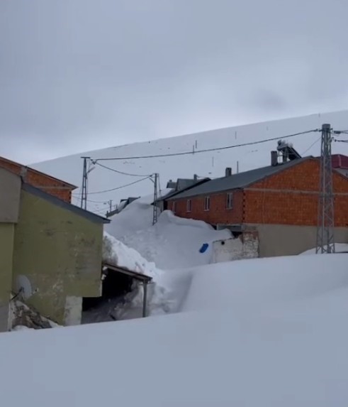 G&uuml;m&uuml;şhane&rsquo;nin yaylalarında kar kalınlığı evlerin boyuna ulaştı
