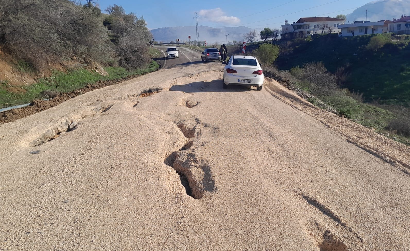 Sincik-Kahta karayolunda ulaşım g&uuml;&ccedil;l&uuml;kle sağlanıyor
