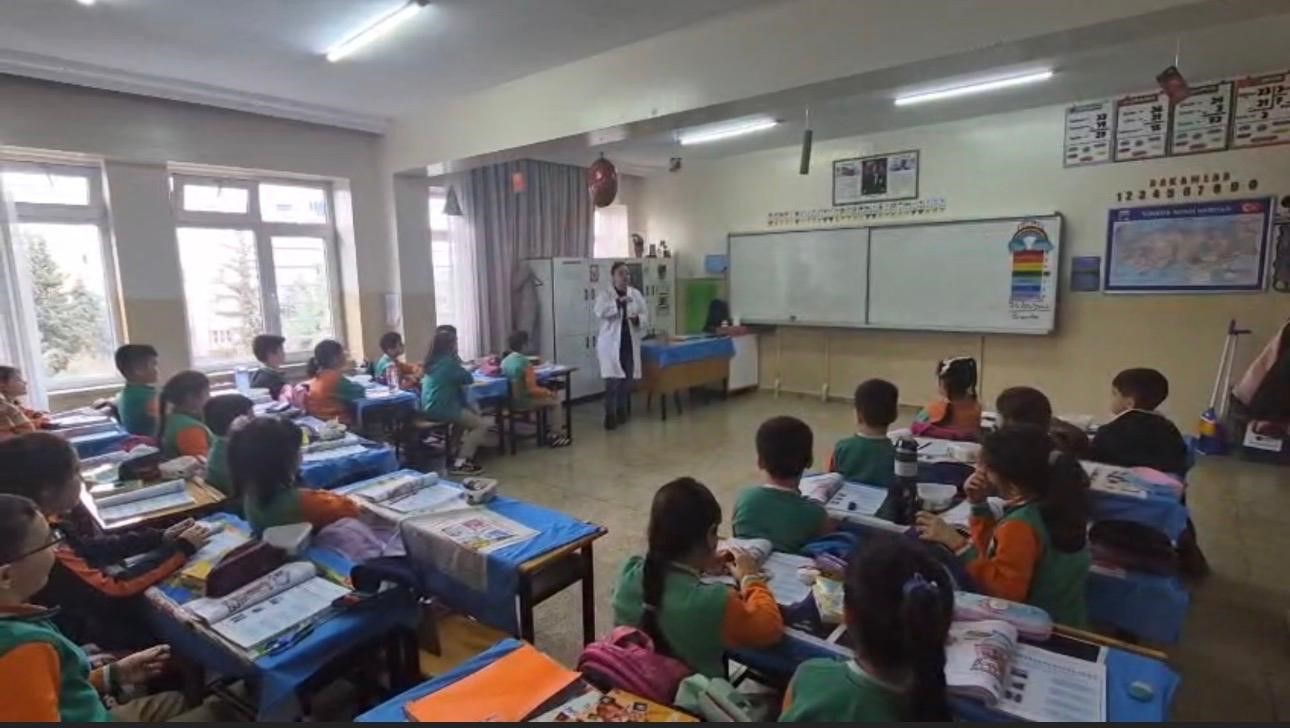 Mehmetçik’in mektupları öğrencilere ulaştı