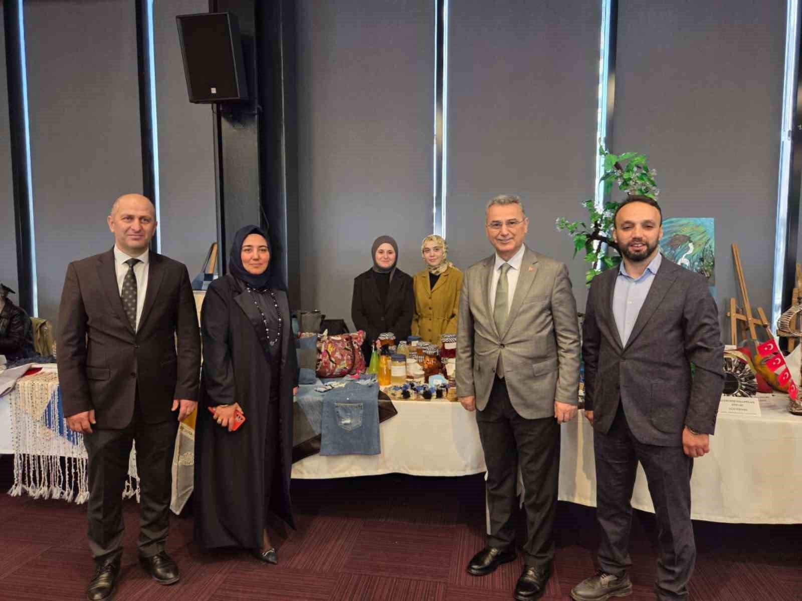 Soğan kabuğu ruj oldu: &Ccedil;&ouml;pe gidecekken dudaklara s&uuml;r&uuml;ld&uuml;
