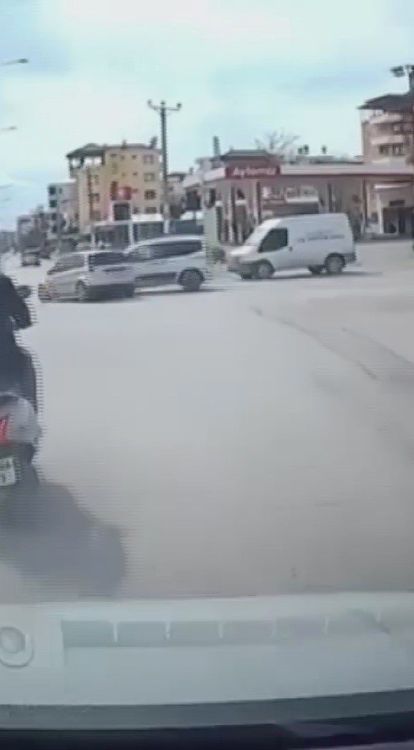 Hatay’da hafif ticari araç ile otomobilin çarpıştığı anlar kamerada