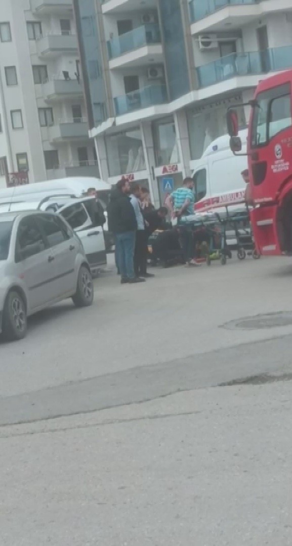 Hatay&rsquo;da hafif ticari ara&ccedil; ile otomobilin &ccedil;arpıştığı anlar kamerada
