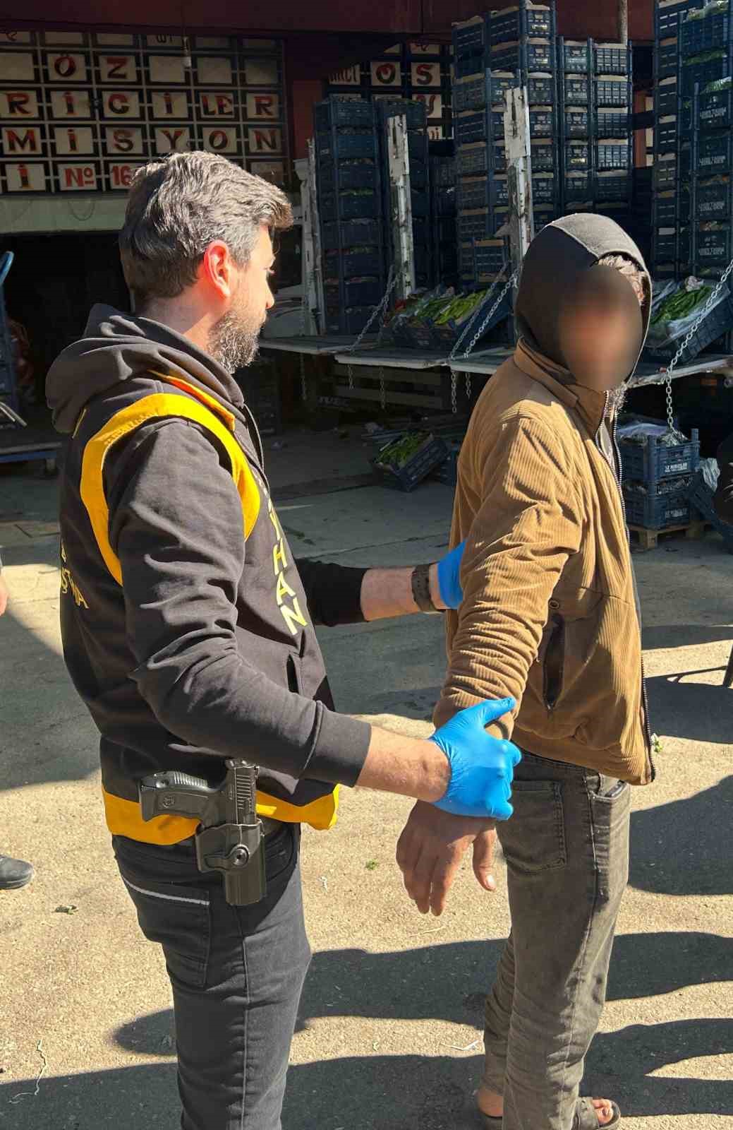 Halde sıkı denetim: 16 ka&ccedil;ak g&ouml;&ccedil;men sınır dışı edildi
