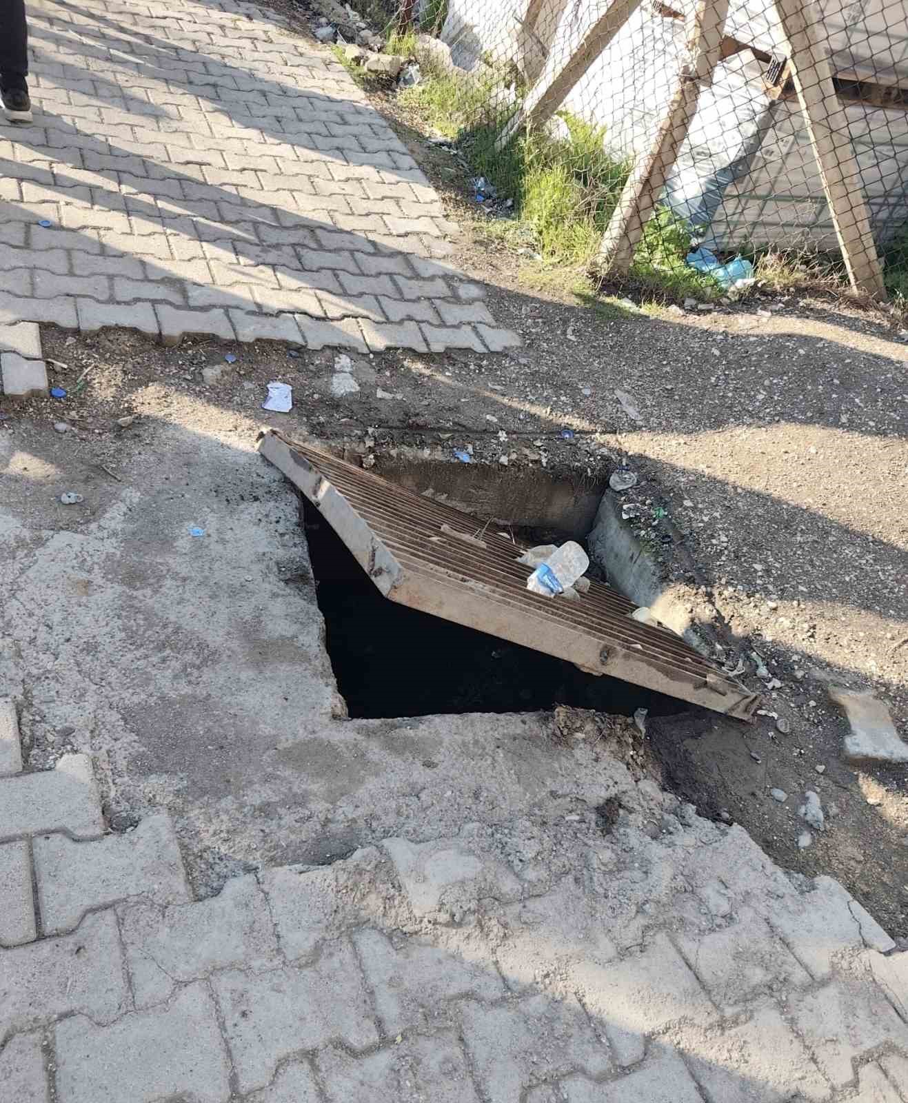 Bastığı gider mazgalı kayan kız &ouml;ğrenci, 1 bu&ccedil;uk metrelik &ccedil;ukura d&uuml;şt&uuml;
