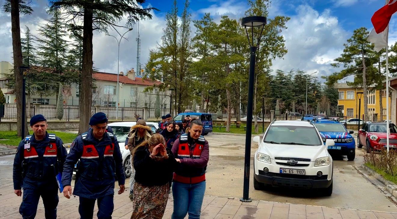 Boh&ccedil;acı kılığında geldikleri k&ouml;yde 880 bin TL&rsquo;lik soygun yaptılar
