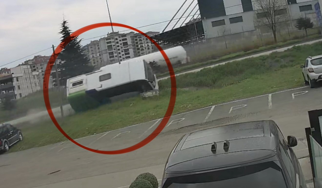 Yarışmadan dönen öğrencileri taşıyan aracın kaza anı güvenlik kamerasına  yansıdı İhlas Haber Ajansı