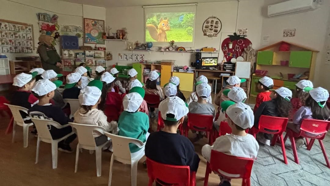 Minik eller toprakla buluştu