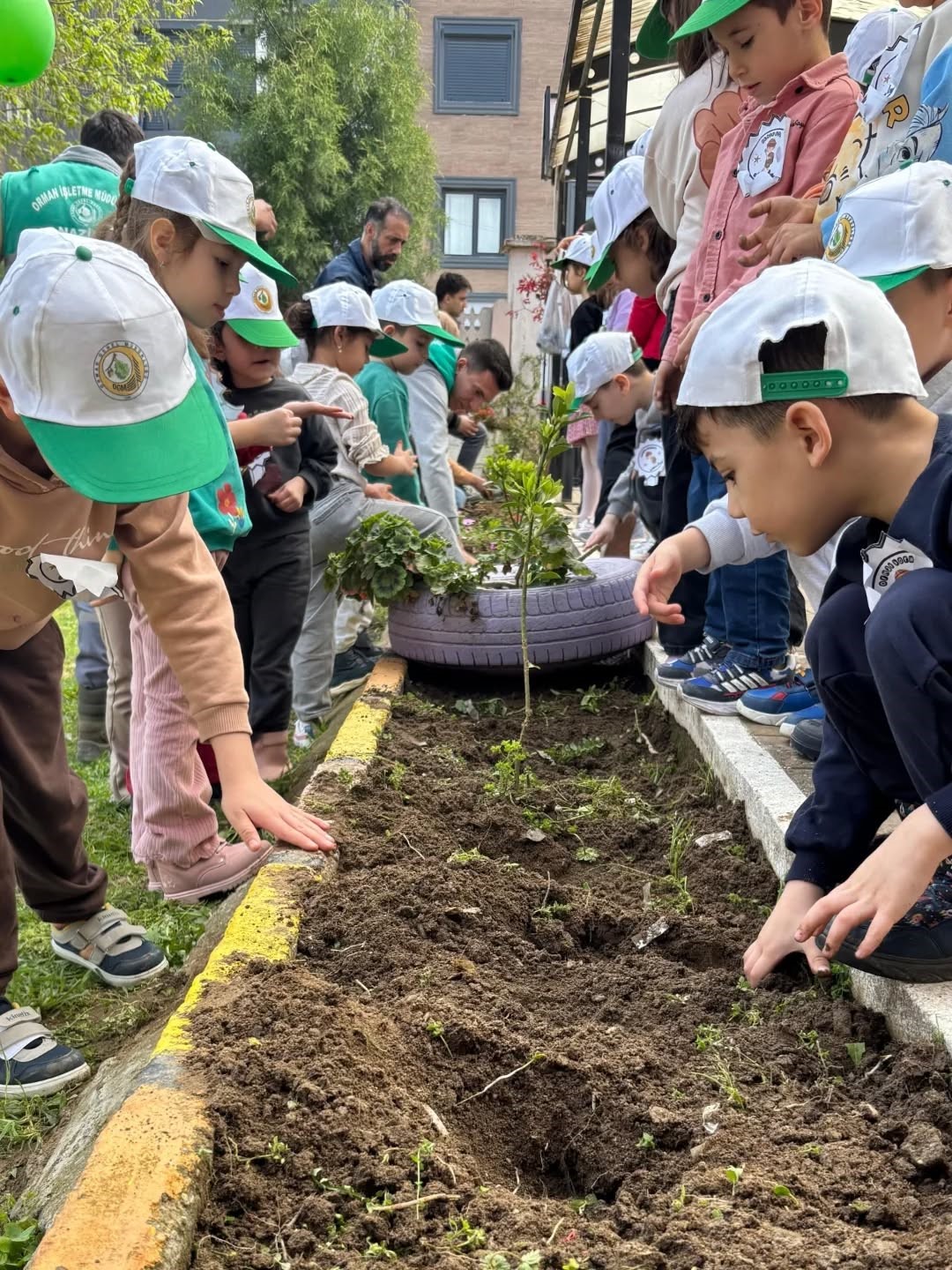 Minik eller toprakla buluştu