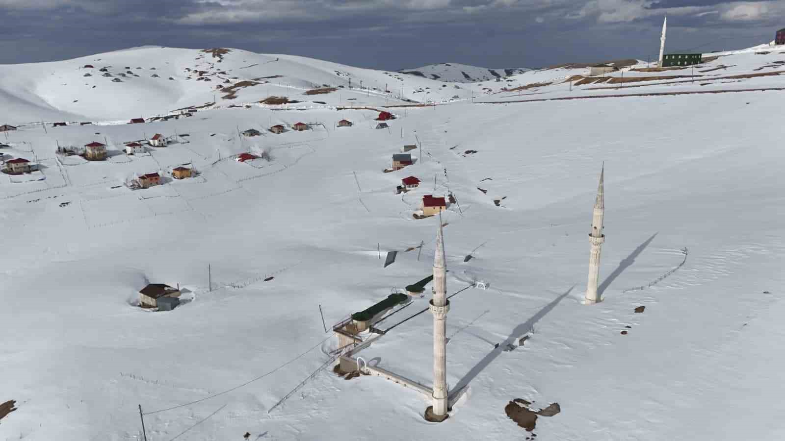 Kadırga Yaylası’ndaki üstü açık camiden kar manzaraları