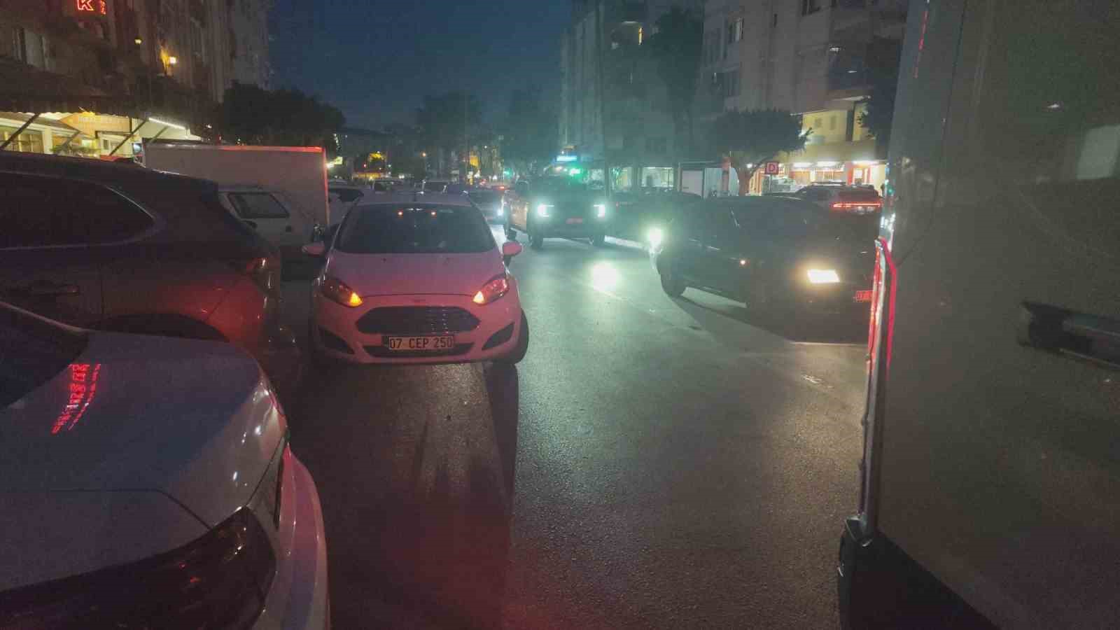 Park halindeki otomobilin a&ccedil;ılan kapısına &ccedil;arpan motosikletli yaralandı
