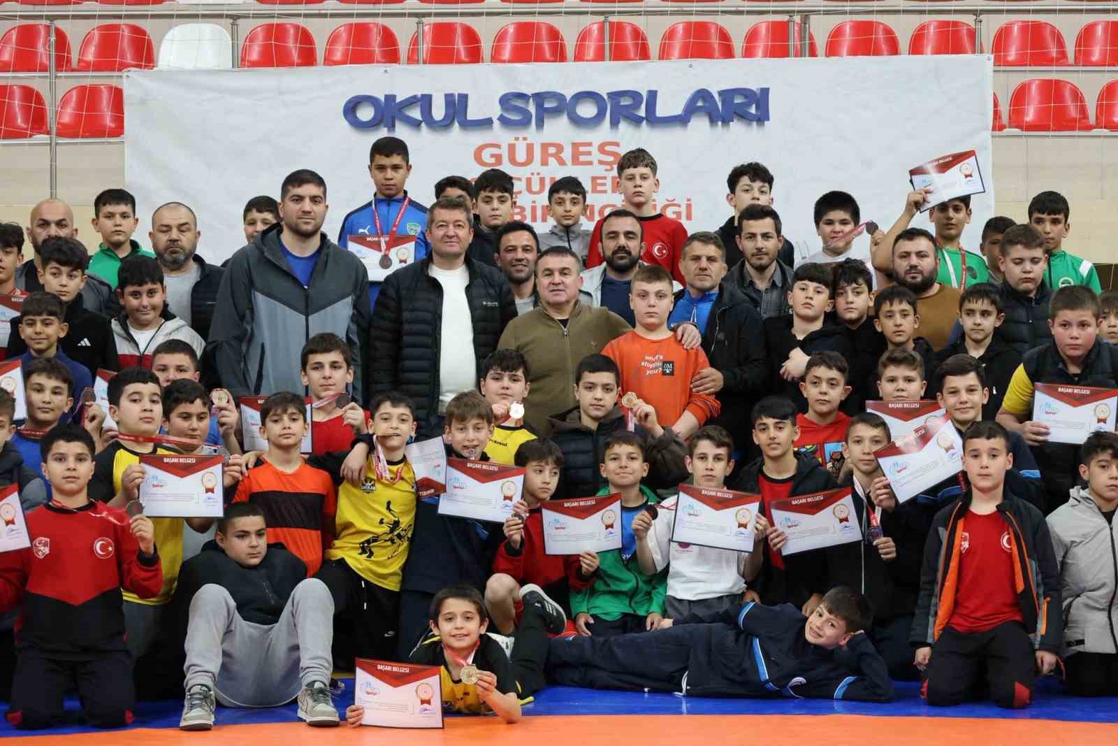 Bilecik’te 400 sporcu minderde ter döktü