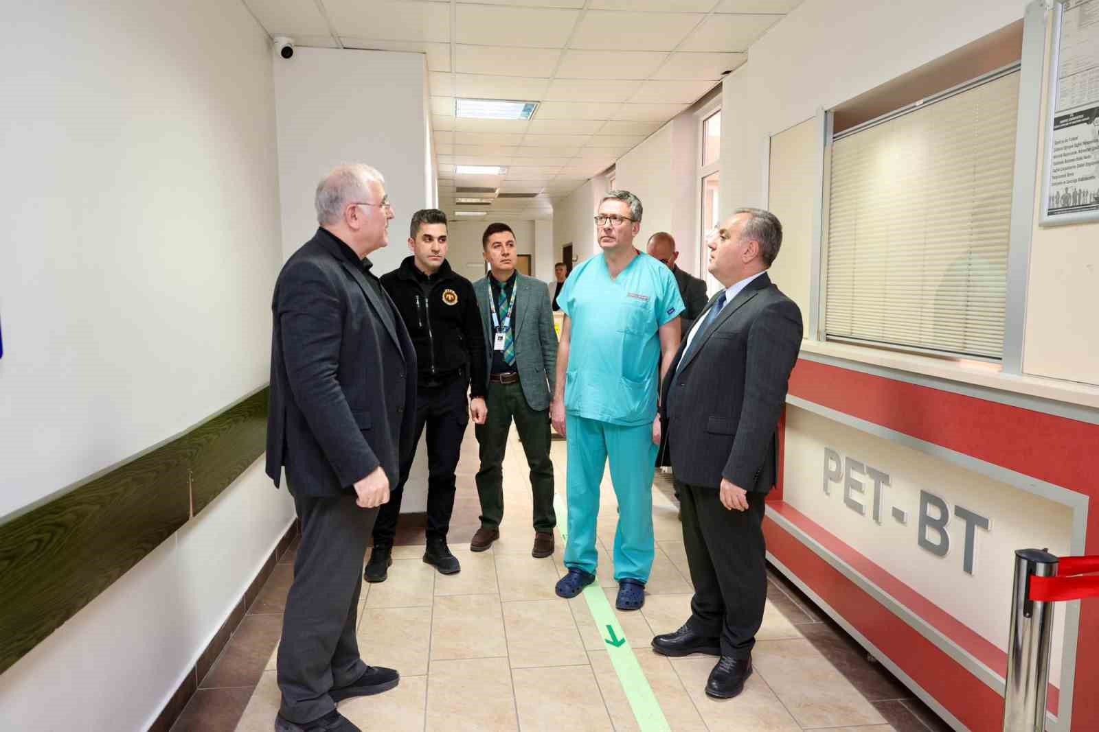 Rekt&ouml;r Prof. Dr. Altun, PET - BT &Uuml;nitesinin yenileme &ccedil;alışmalarını inceledi
