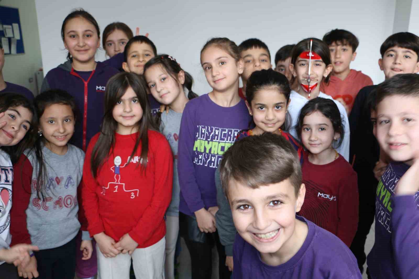 Minik &ouml;ğrencilerin &rsquo;demokrasi&rsquo; heyecanı
