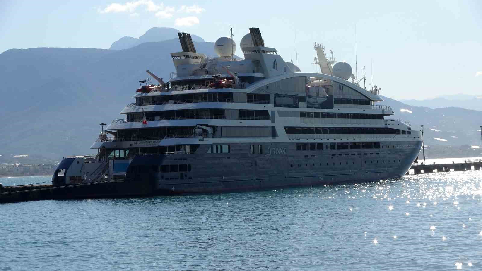 Alanya’ya Fransız bayraklı kruvaziyer demir attı