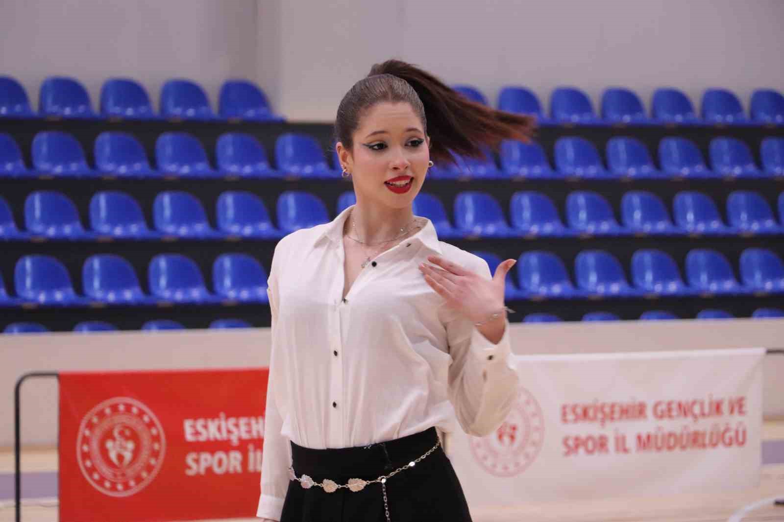 Eskişehir&rsquo;de pistin tozunu attırdılar: 300 sporcu şampiyonluk i&ccedil;in ter d&ouml;kt&uuml;
