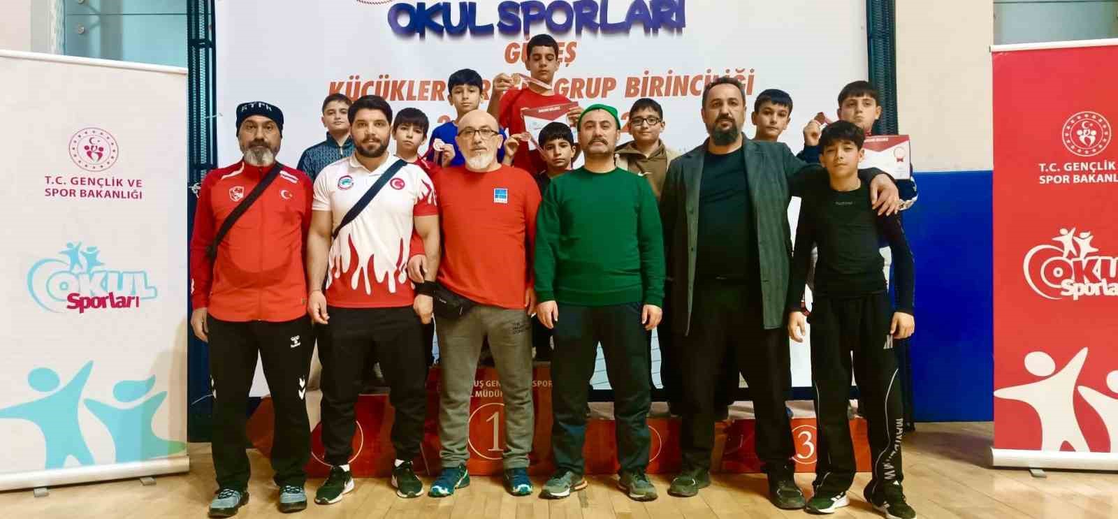 Elazığlı küçük güreşçilerden büyük başarı