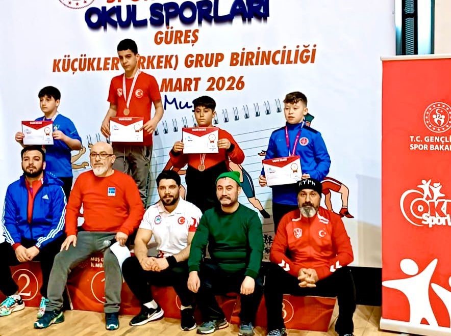 Elazığlı k&uuml;&ccedil;&uuml;k g&uuml;reş&ccedil;ilerden b&uuml;y&uuml;k başarı
