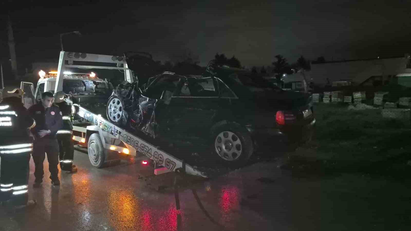 Trafik kazasında tırın altına aldığı otomobil, oto kurtarma aracının &uuml;zerinde alev aldı
