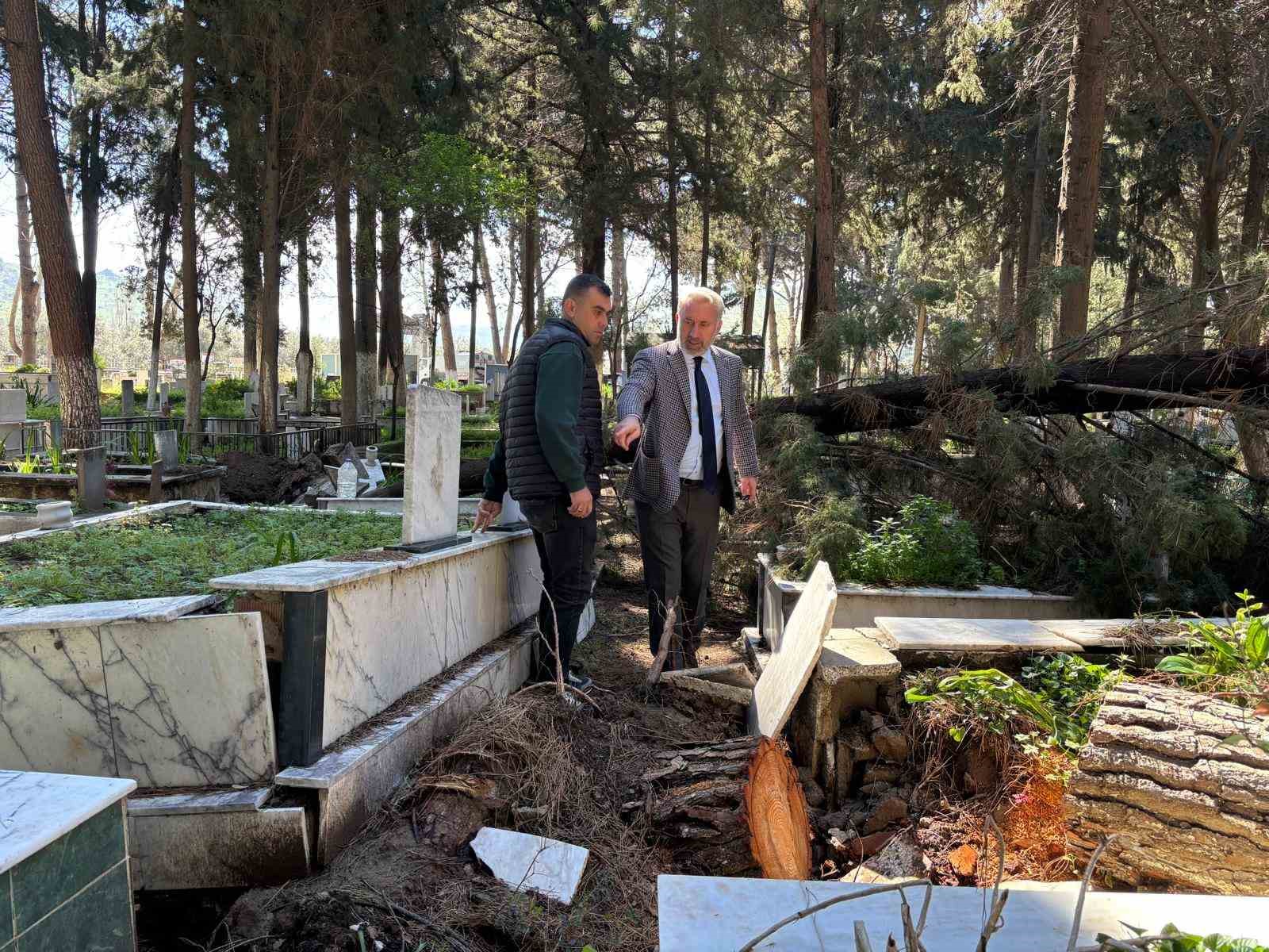 Fırtınadan zarar gören mezarlıklar onarılıyor