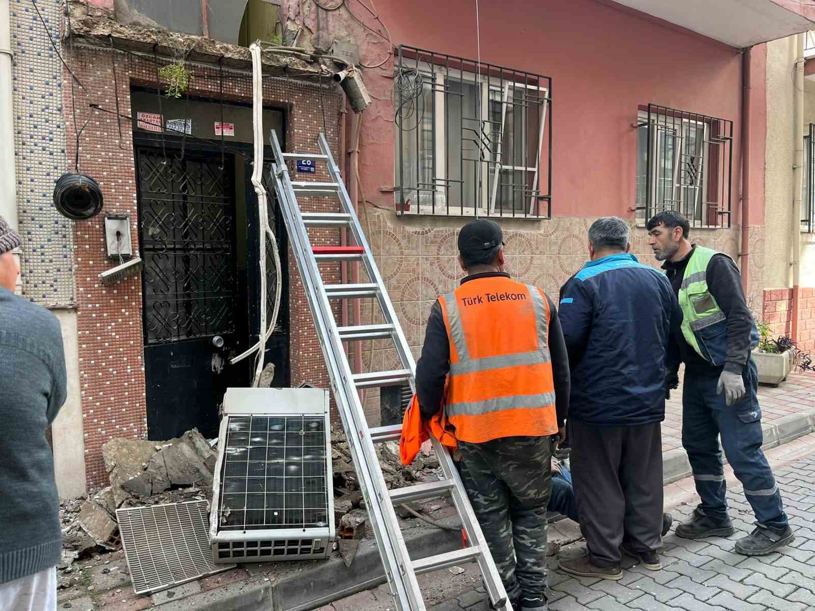 Klima motoru yerinden &ccedil;ıktı, iş&ccedil;i yere &ccedil;akıldı
