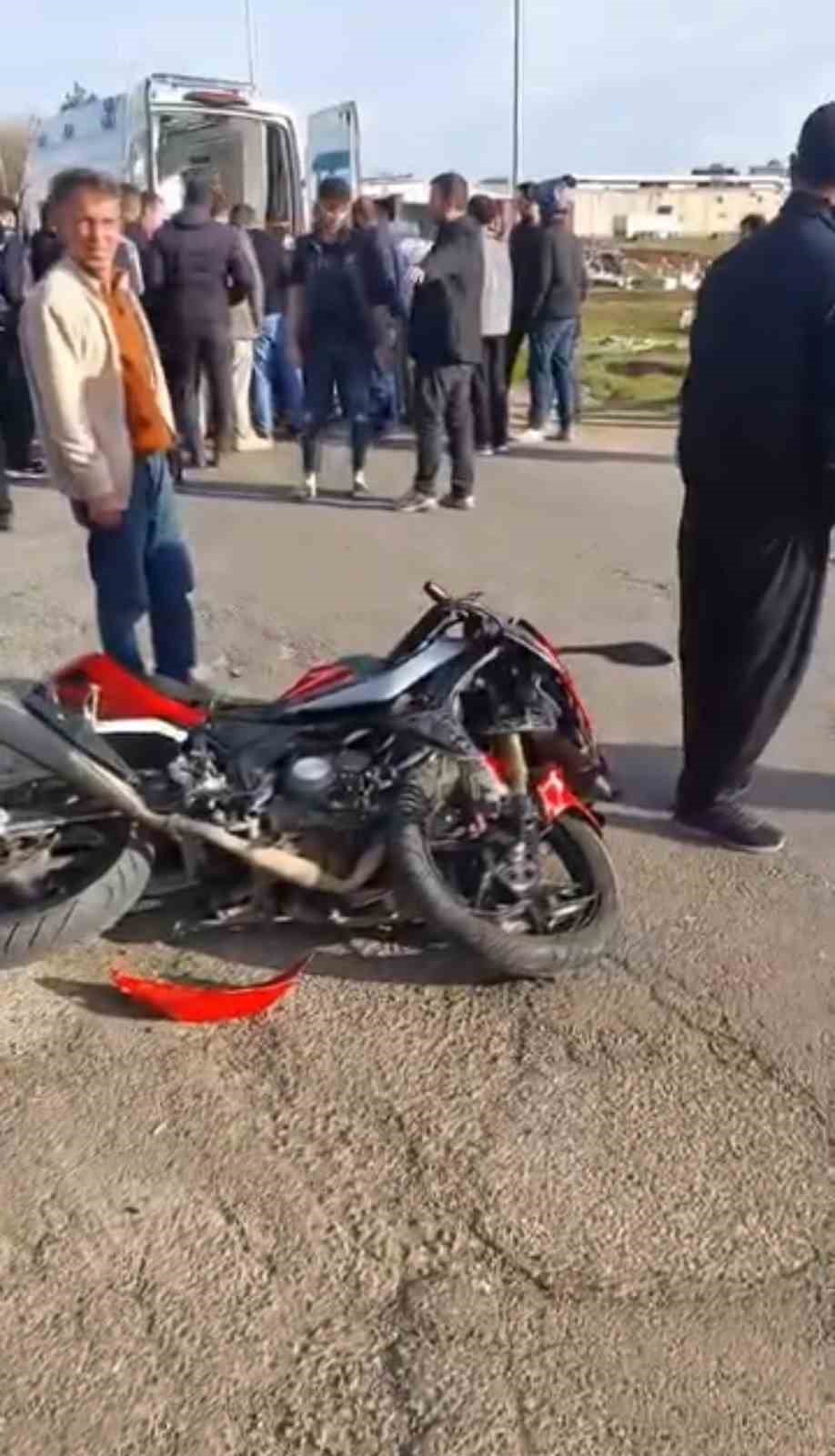 Siverek&rsquo;te otomobille &ccedil;arpışan gen&ccedil; motosikletli hayatını kaybetti
