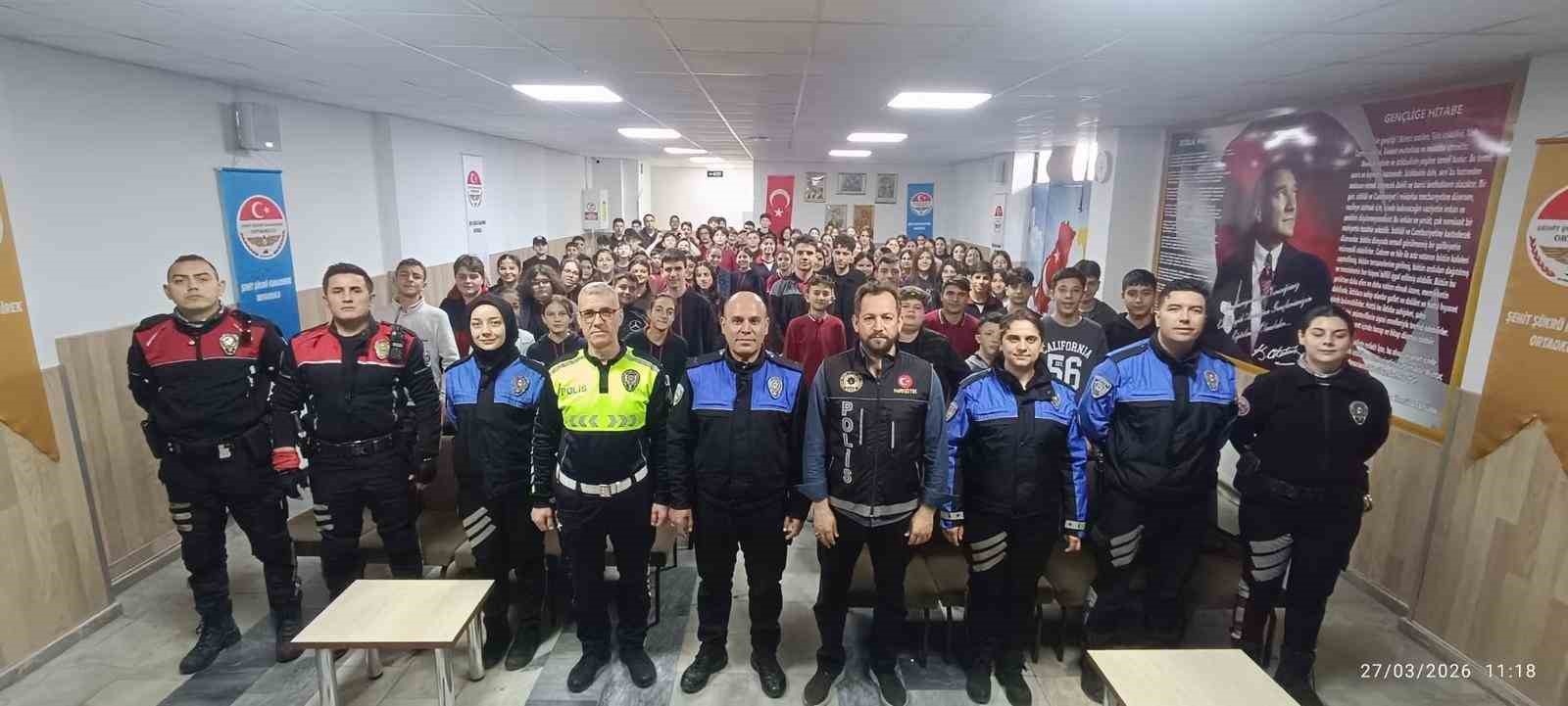 Polis ekiplerinden ortaokul öğrencilerine yönelik eğitim