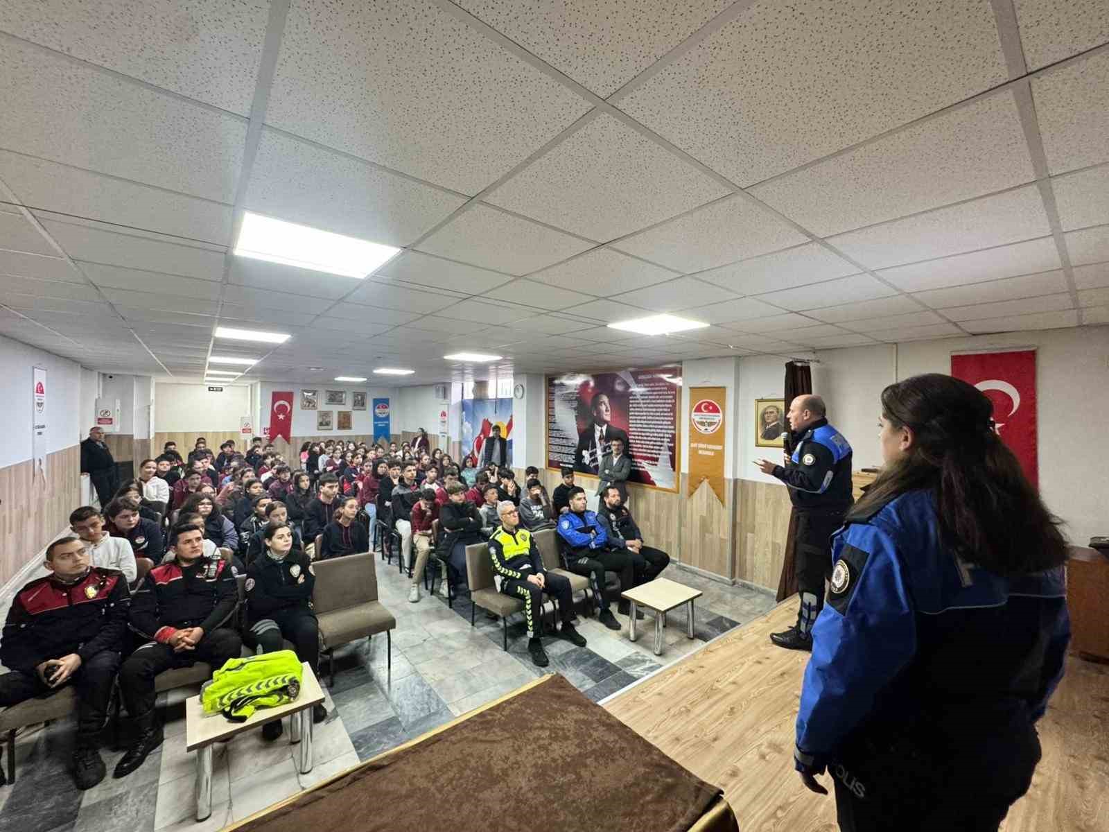 Polis ekiplerinden ortaokul &ouml;ğrencilerine y&ouml;nelik eğitim
