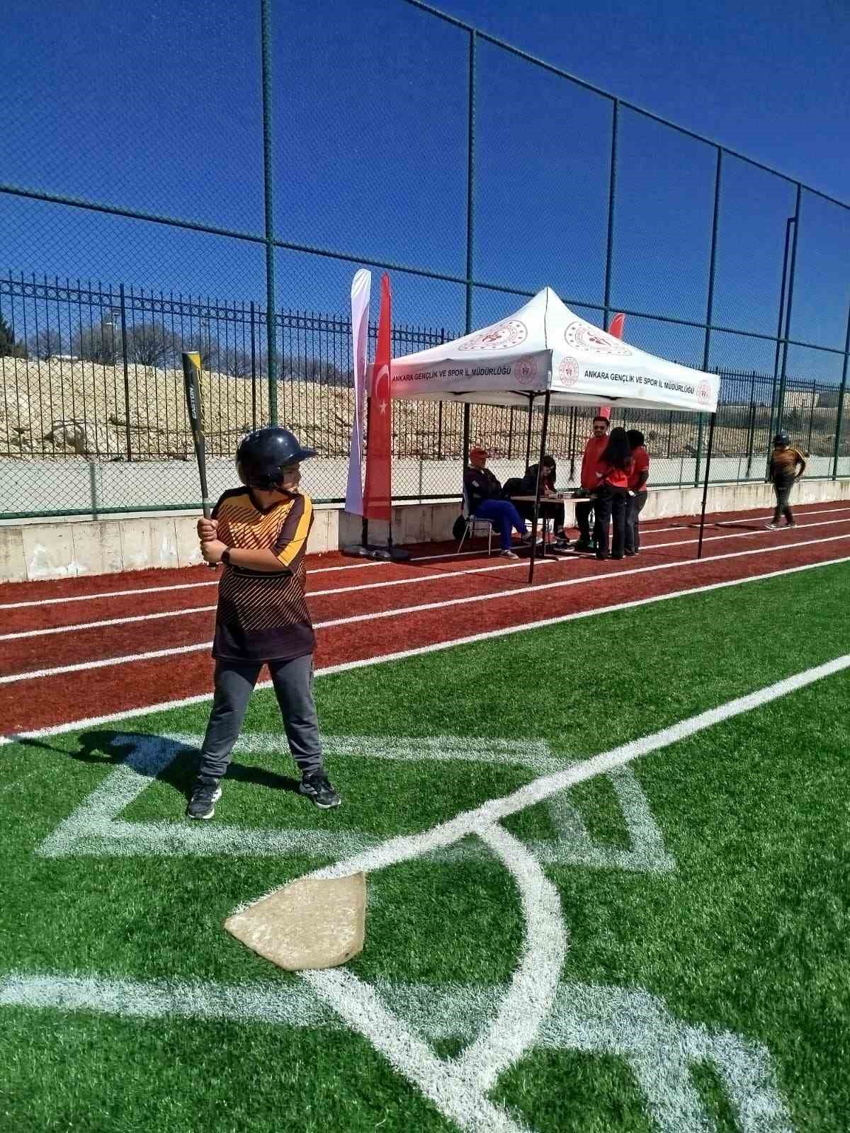 Maver Kemal Arsoy Ortaokulu beyzbol takımından b&uuml;y&uuml;k başarı
