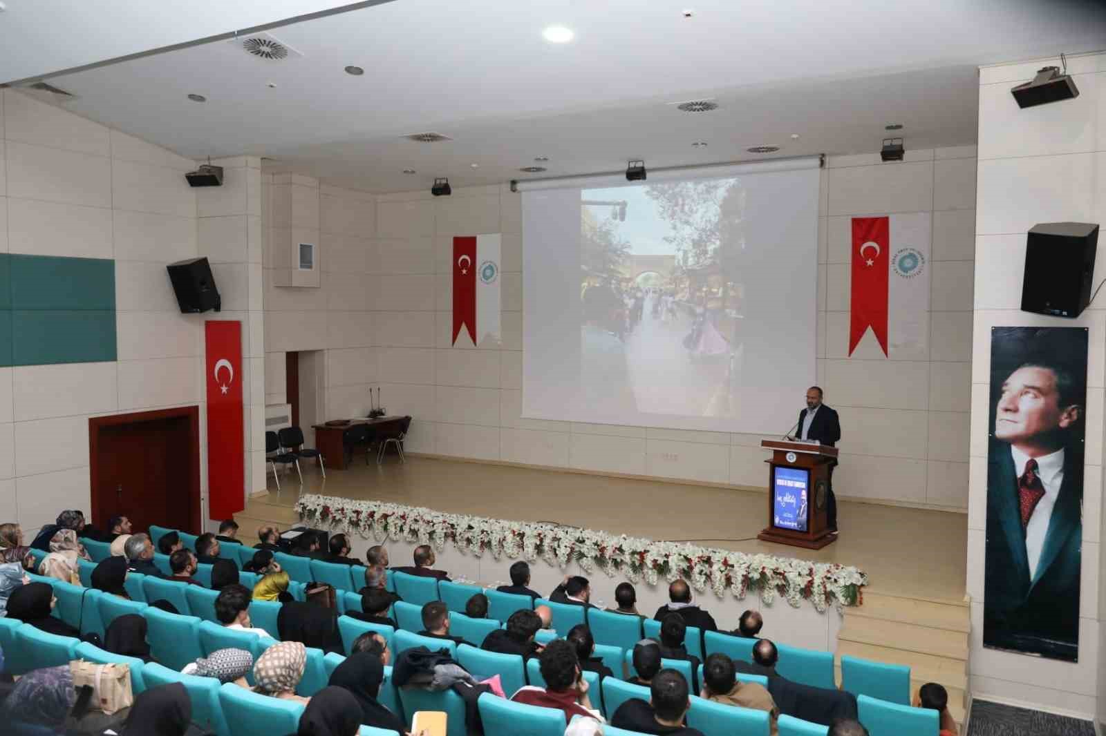 N&Ouml;H&Uuml;&rsquo;de "Kayıp Coğrafya&rsquo;nın İzinde: Kud&uuml;s ve Doğu T&uuml;rkistan" konferansına yoğun ilgi

