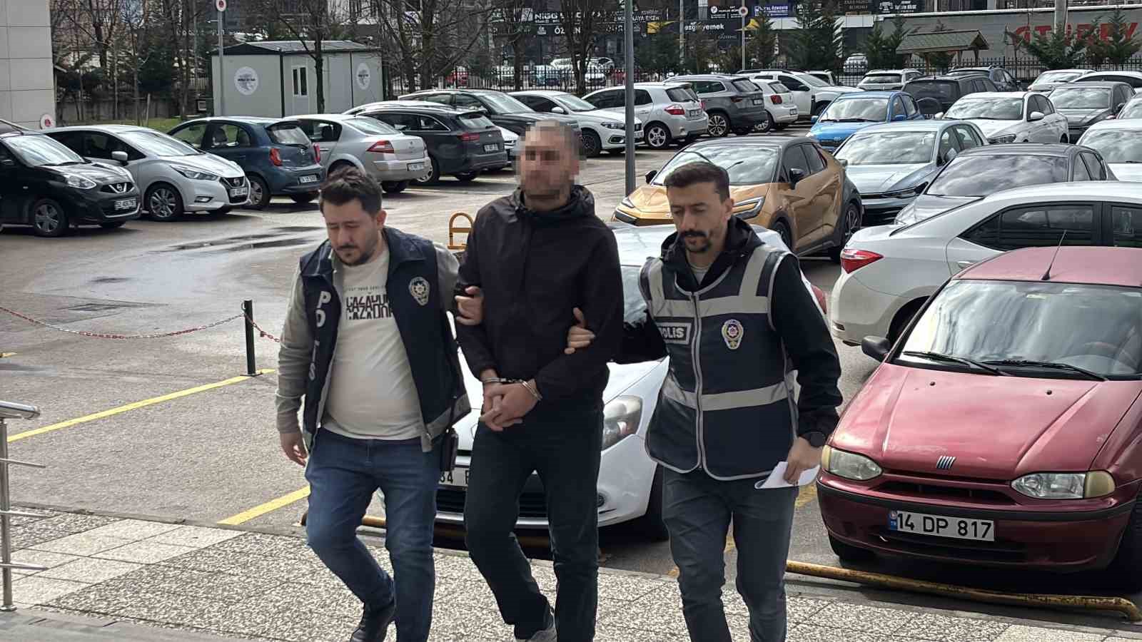 Çaldığı kamyonla eski sevgilisinin evine gitti, camdan girdiği evden laptop çaldı