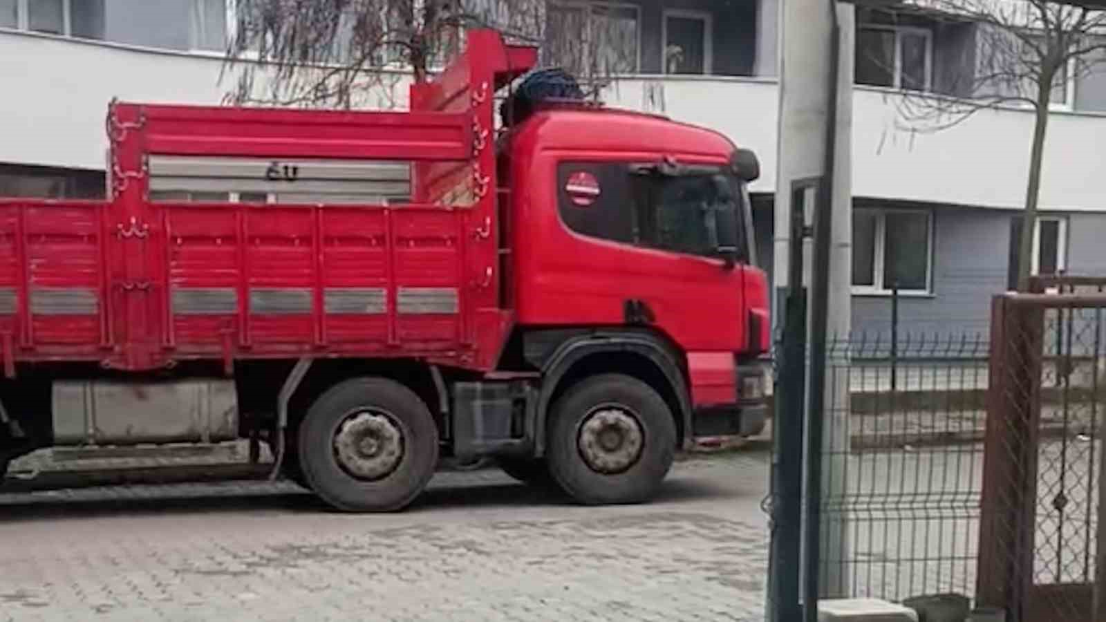 &Ccedil;aldığı kamyonla eski sevgilisinin evine gitti, camdan girdiği evden laptop &ccedil;aldı
