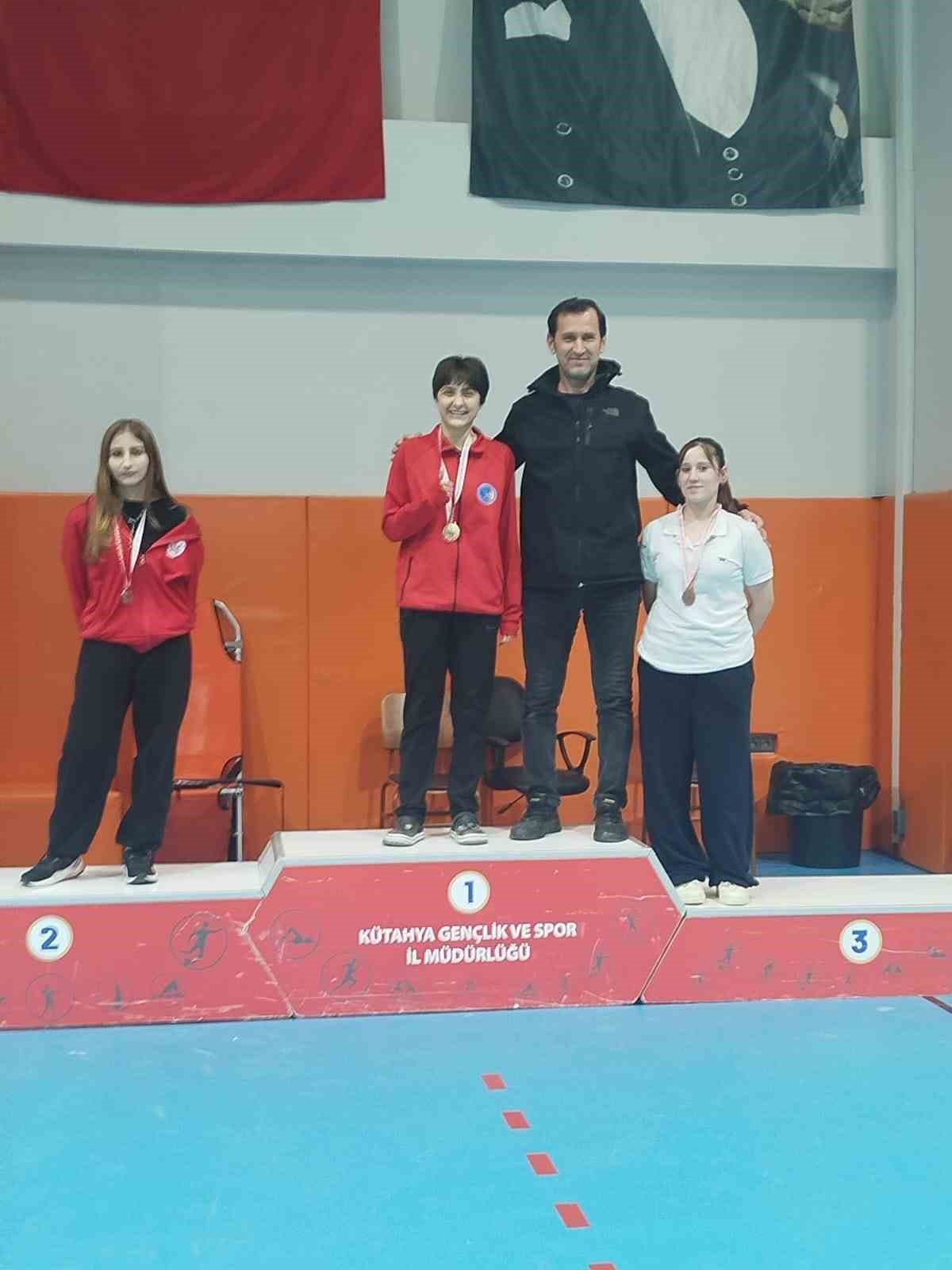 Pazarlar Spor Lisesi&rsquo;nden atletizmde 15 madalya
