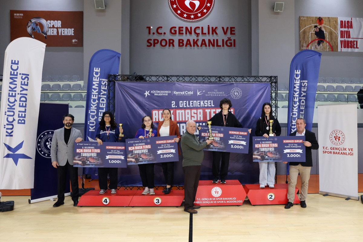 K&uuml;&ccedil;&uuml;k&ccedil;ekmece&rsquo;de 2. Geleneksel A&ccedil;ık Masa Tenisi Turnuvası&rsquo;nda 285 sporcu yarıştı
