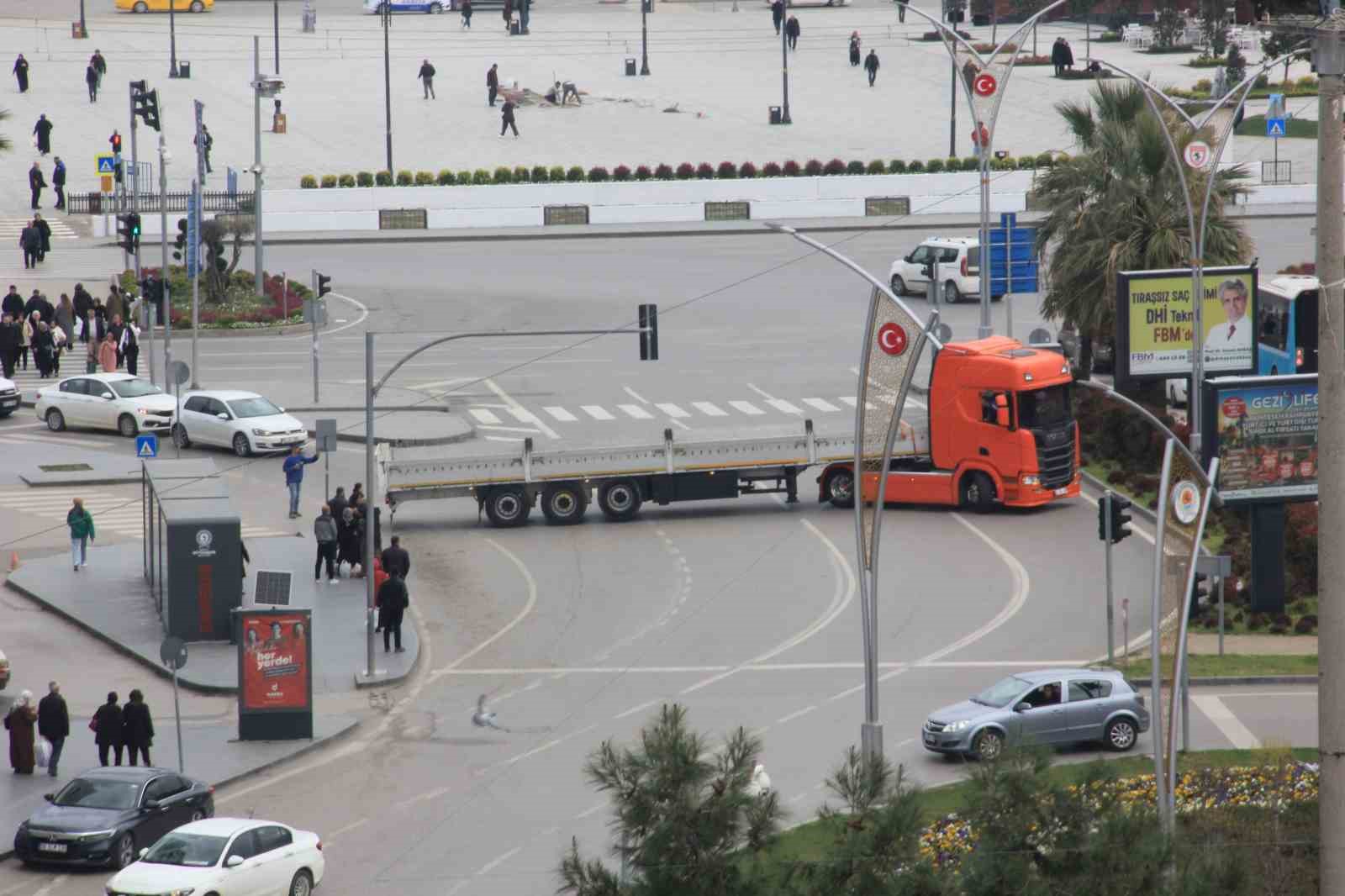 Tırdan trafiği tehlikeye d&uuml;ş&uuml;ren hareket
