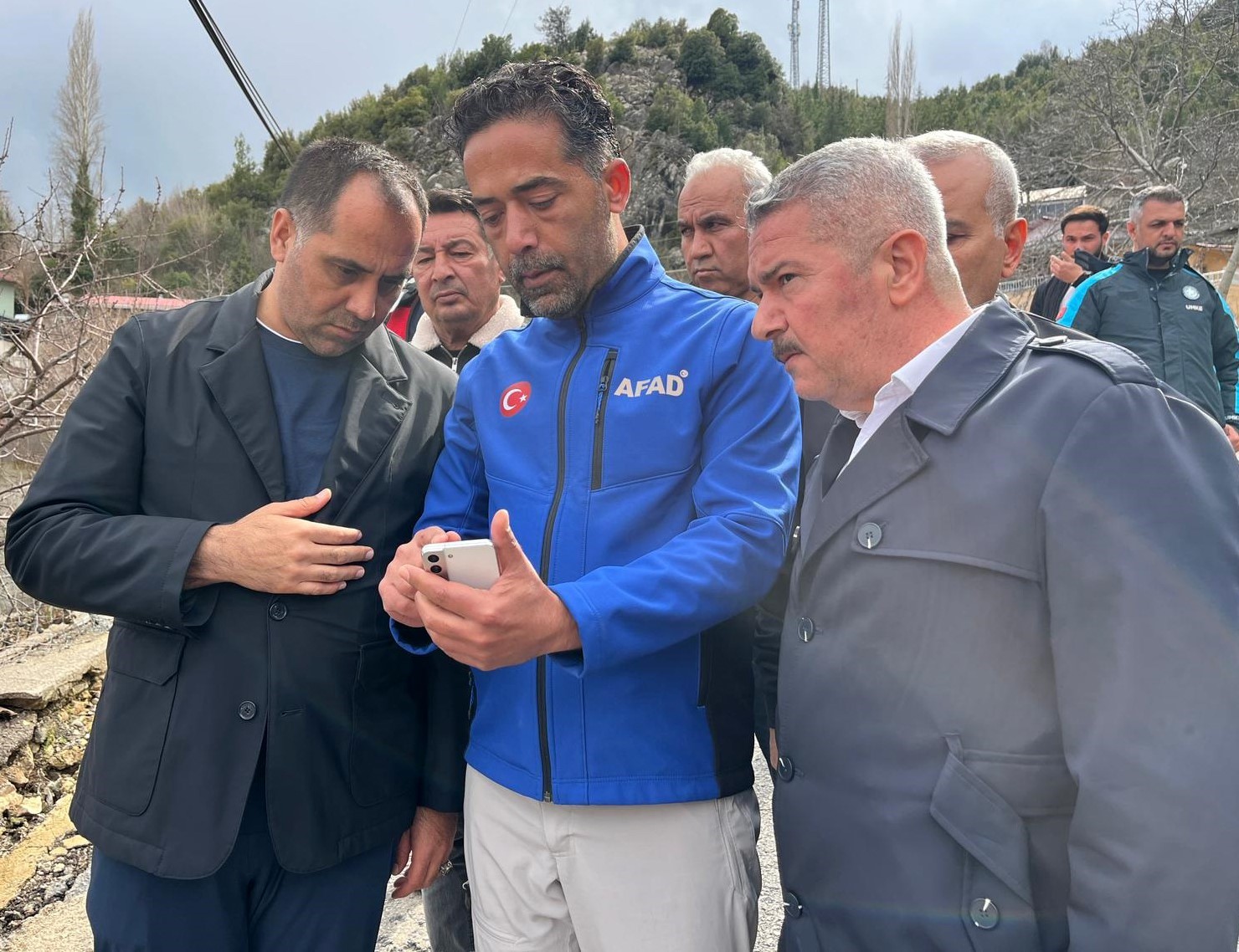 K�ratl�, heyelan b�lgesinde incelemelerde bulundu
