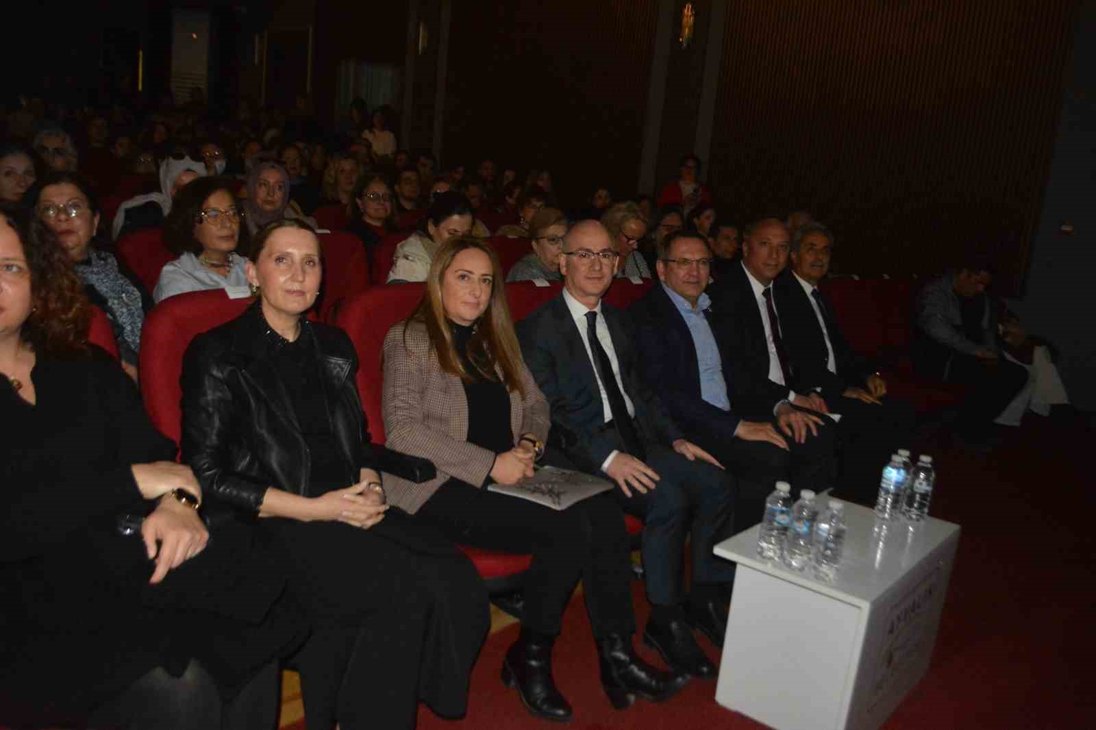 Ayvalık&rsquo;ta &Ccedil;anakkale destanı halk danslarıyla yaşatıldı
