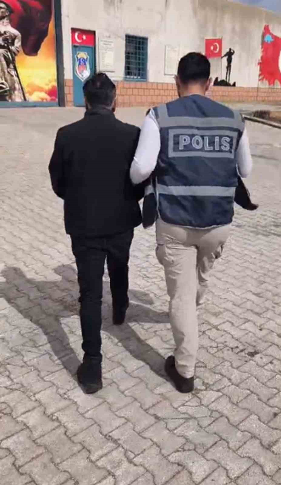 Hatay&rsquo;da 26 yıl ve 19 yıl hapis cezası bulunan 2 kişi yakalandı
