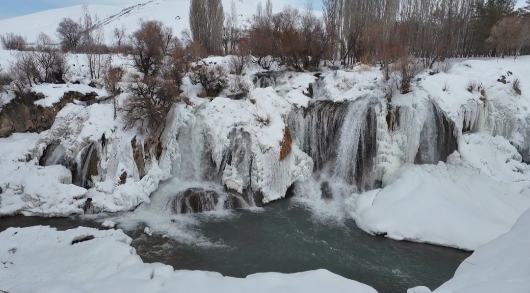 Muradiye Şelalesi mevsimlerin &ouml;tesinde bir g&uuml;zellik
