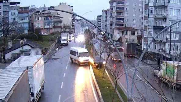 Kural ihlalleri kazalara yol açtı: O anlar kameraya yansıdı