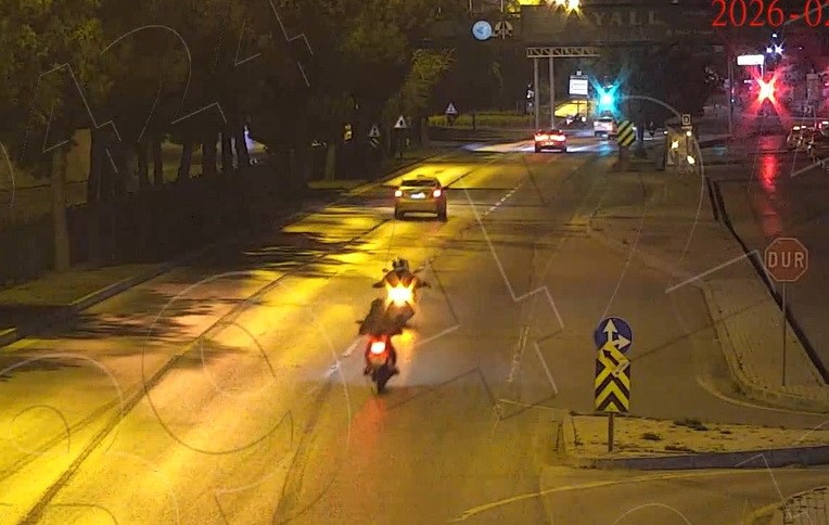 Kural ihlalleri kazalara yol a&ccedil;tı: O anlar kameraya yansıdı
